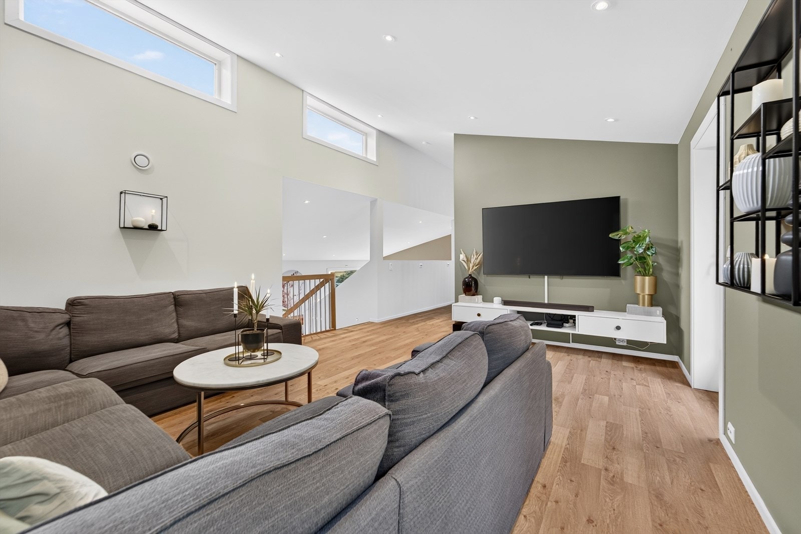 Loftstue på i øverste plan med god plass til sofagruppe og TV-sone. Dette er et perfekt ekstra oppholdsrom for hele familien. Galleribilde