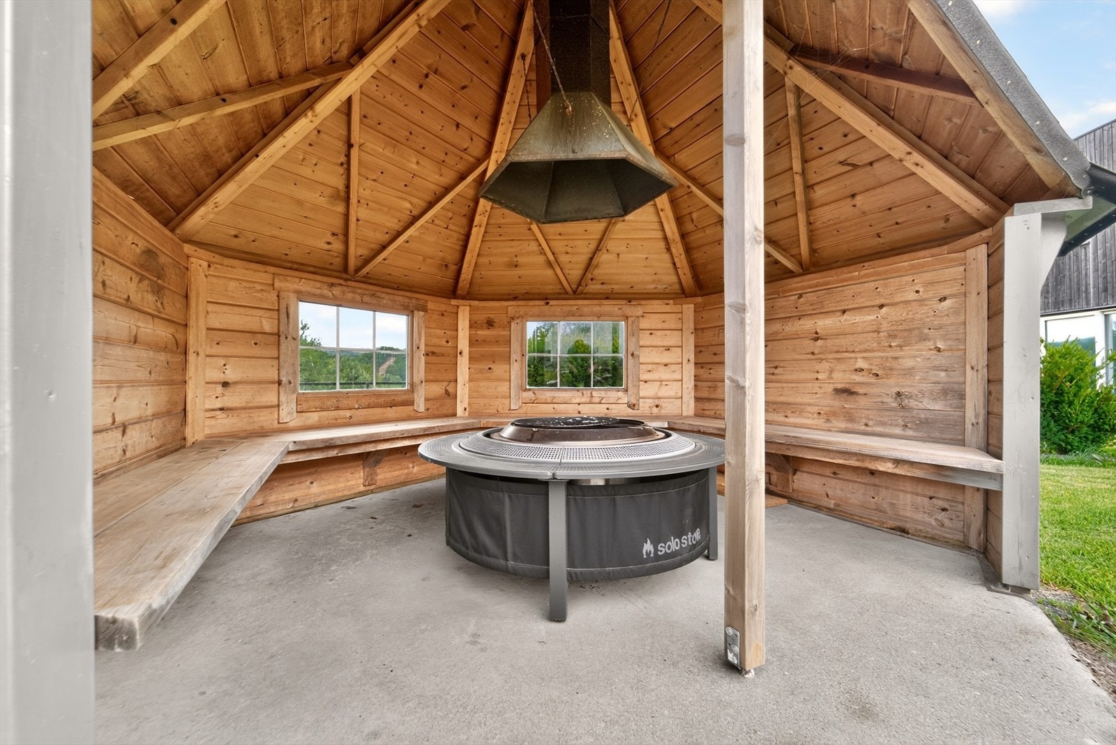 Flott grillhytte på lekeplassen hvor man samles til sosiale lag. Galleribilde