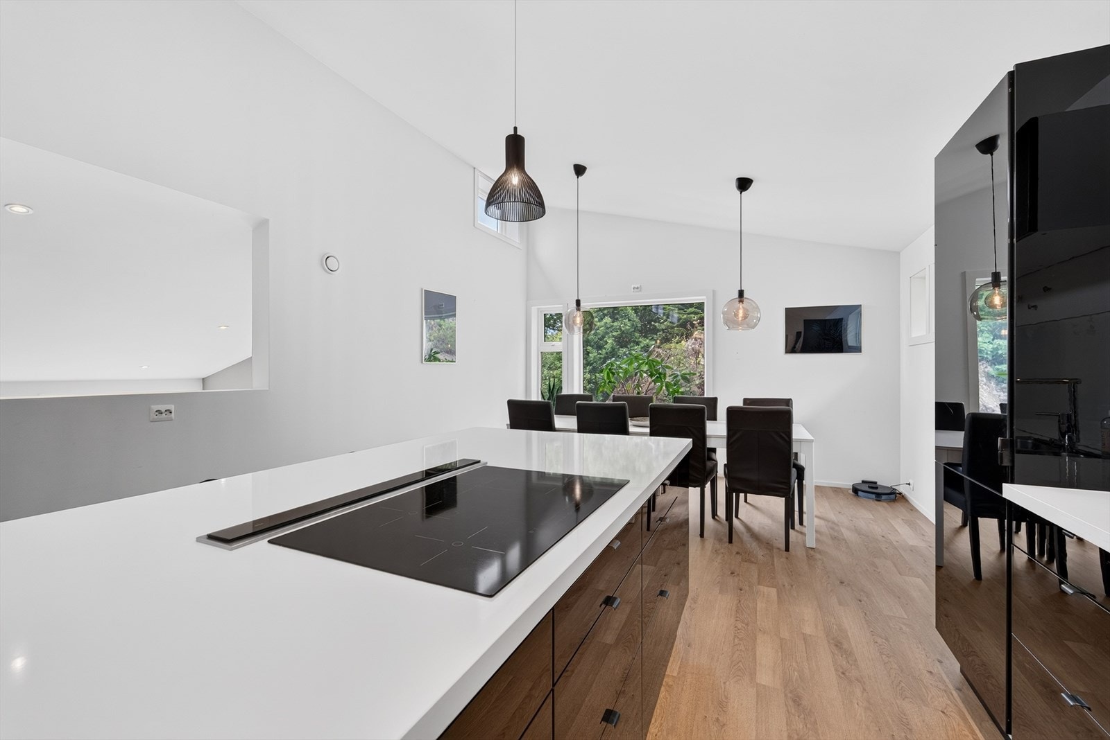 På kjøkkenet er det god plass til spisemøblement og mulighet for å ha langbord ved spesielle anledninger. Galleribilde