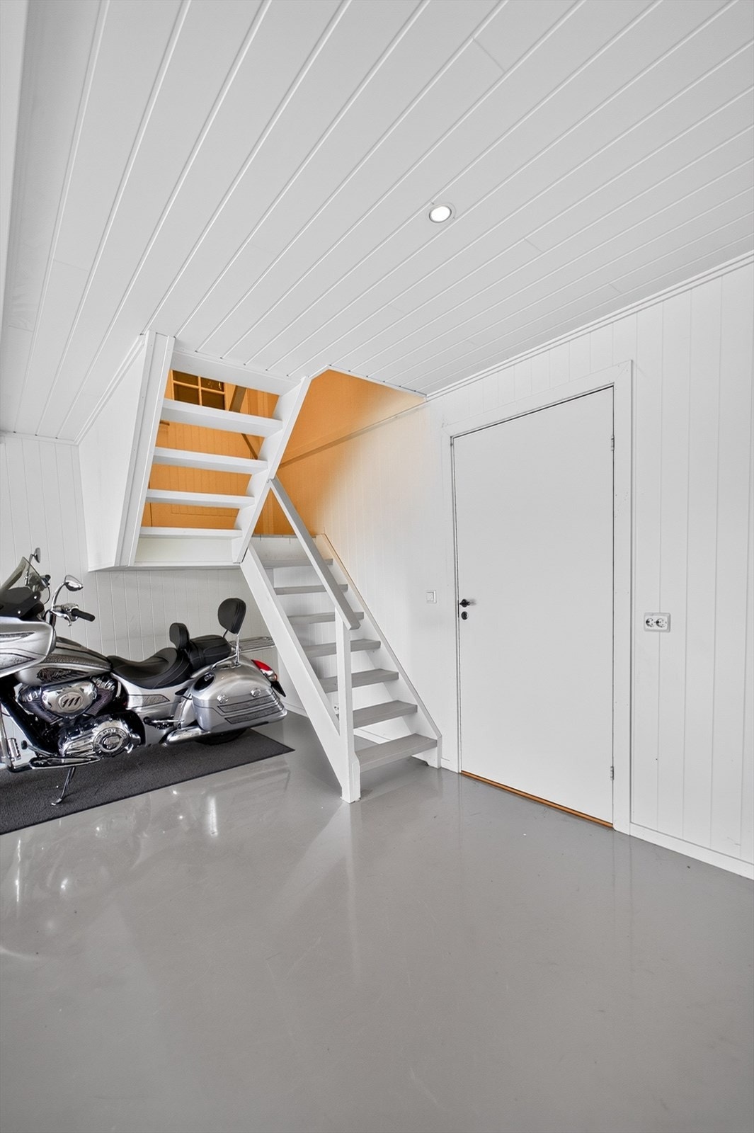Fra garasjen er det adkomst til sportsbod samt trapp opp til praktisk loftsareal og adkomst til vaskerom. Galleribilde