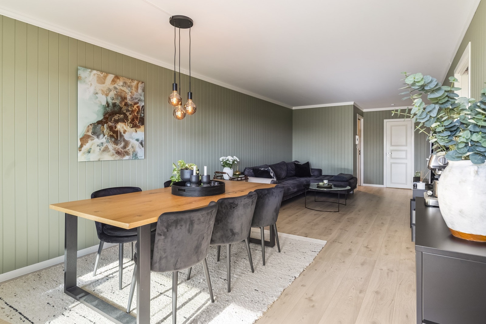 Den romslige utformingen gir gode møbleringsmuligheter og legger til rette for både komfortable soner og hyggelig sosialt samvær. Galleribilde
