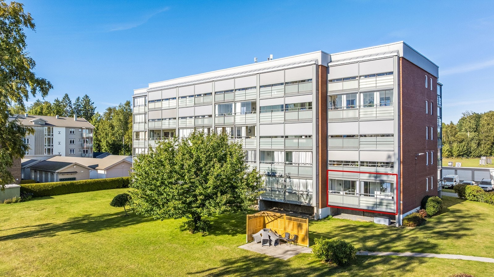 Leiligheten har en fin hjørnebeliggenhet i byggets første etasje. Leiligheten ligger godt over bakkenivå (høy 1.etasje) uten innsikt. Galleribilde