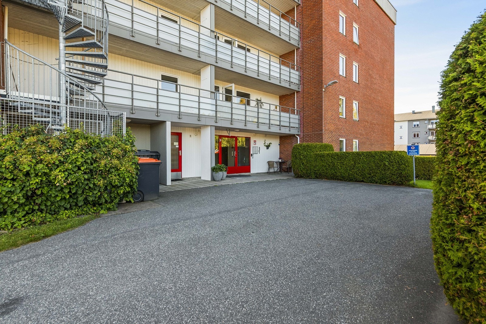 Asfaltert adkomst Galleribilde