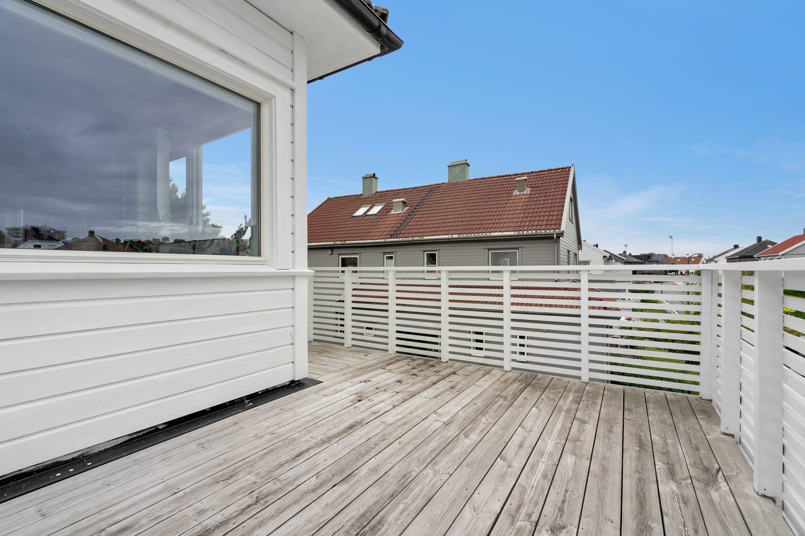 Sydvestvendt veranda med sol fra morgen til seneste kveld. Galleribilde