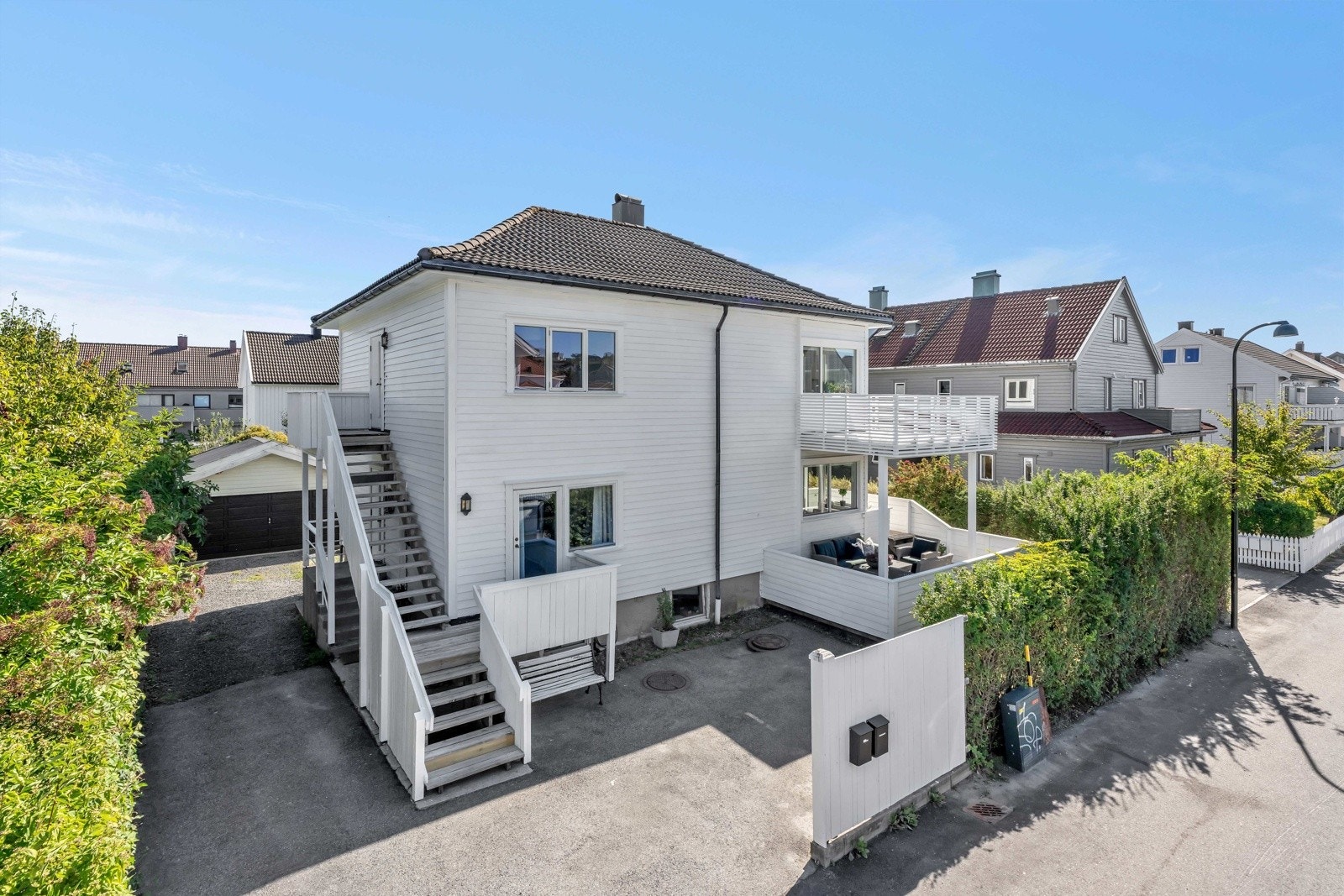 God parkeringskapasitet på tomten. Galleribilde
