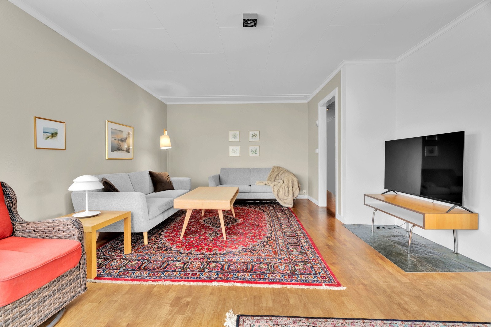 Fra stuen i 2.etg er det utgang til sydvestvendt veranda. Galleribilde
