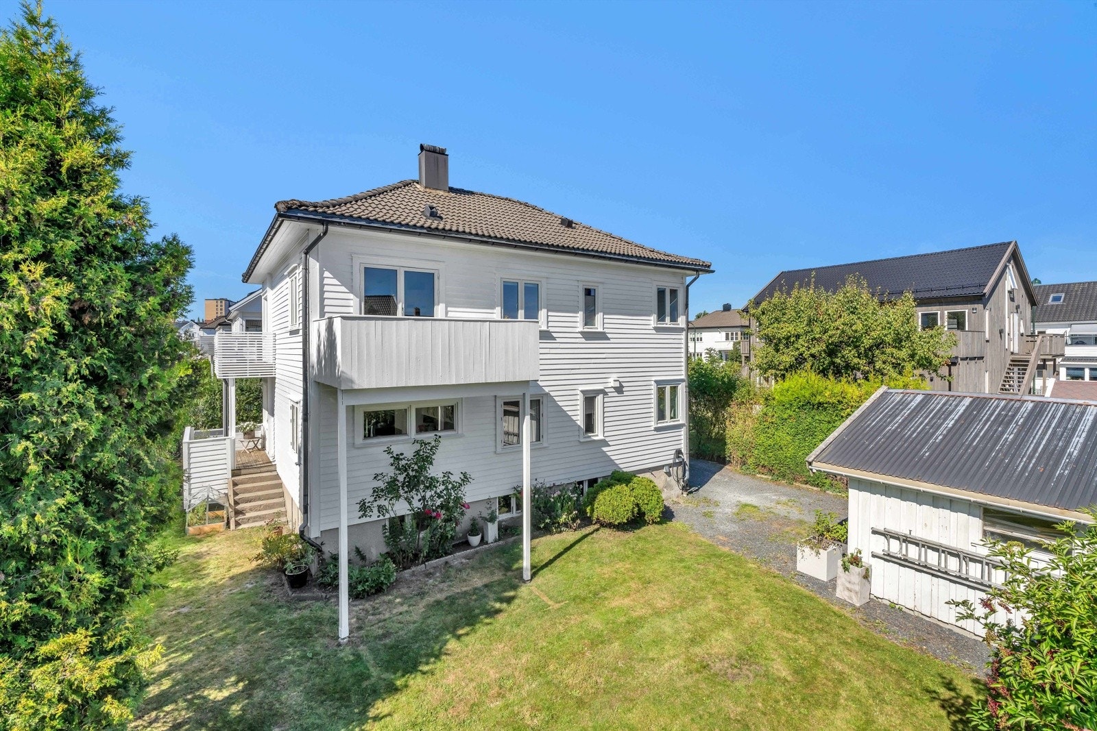 Godt med uteplass både på bakkenivå og på terrasser/verandaer. Galleribilde