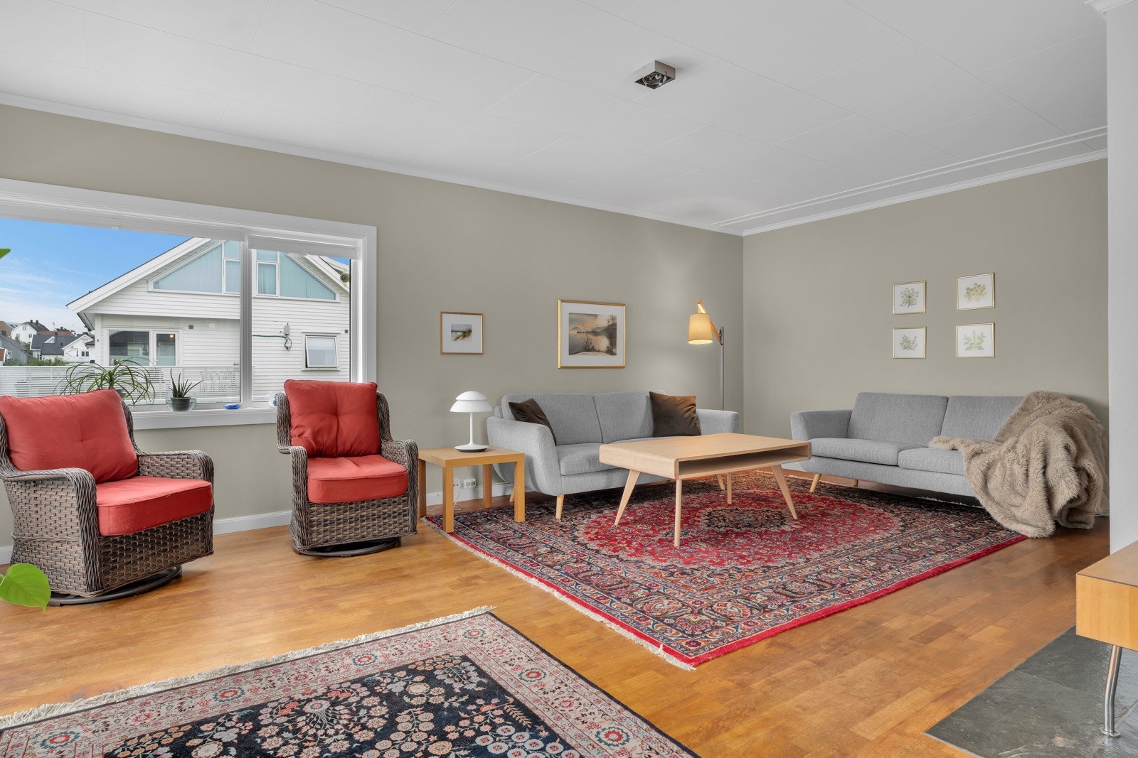 God plass til sofagruppe i den romslige stuen. Galleribilde