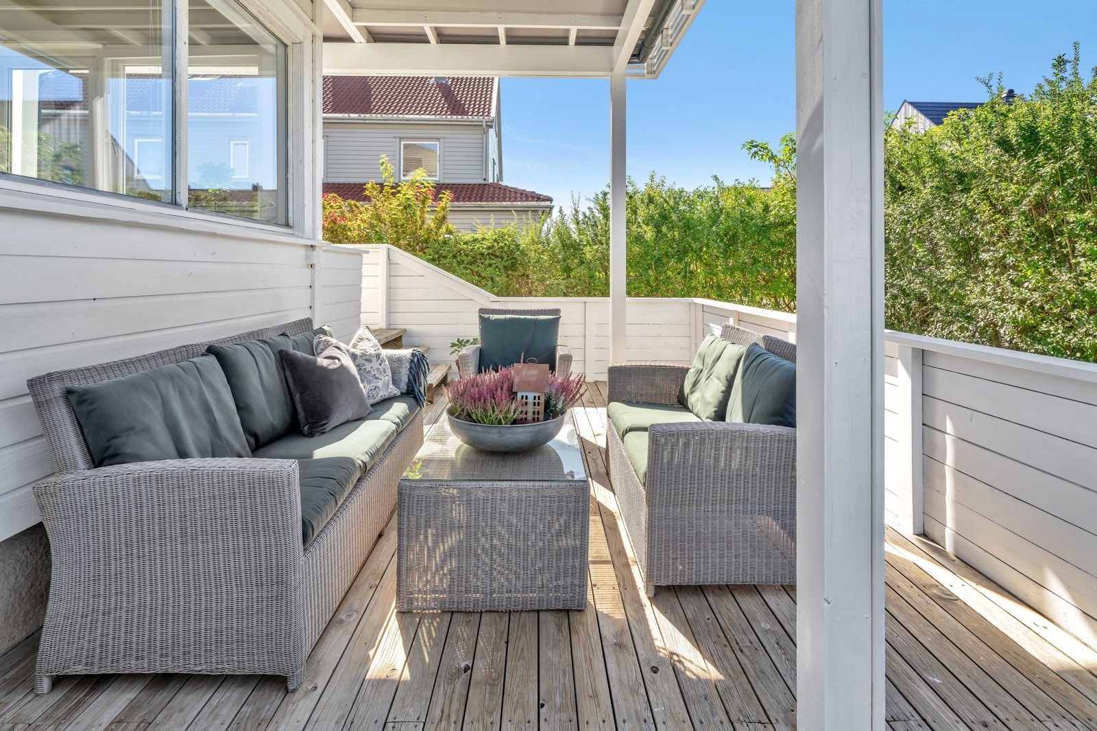 Sydvestvendt terrasse med sol fra morgen til seneste kveld. Galleribilde
