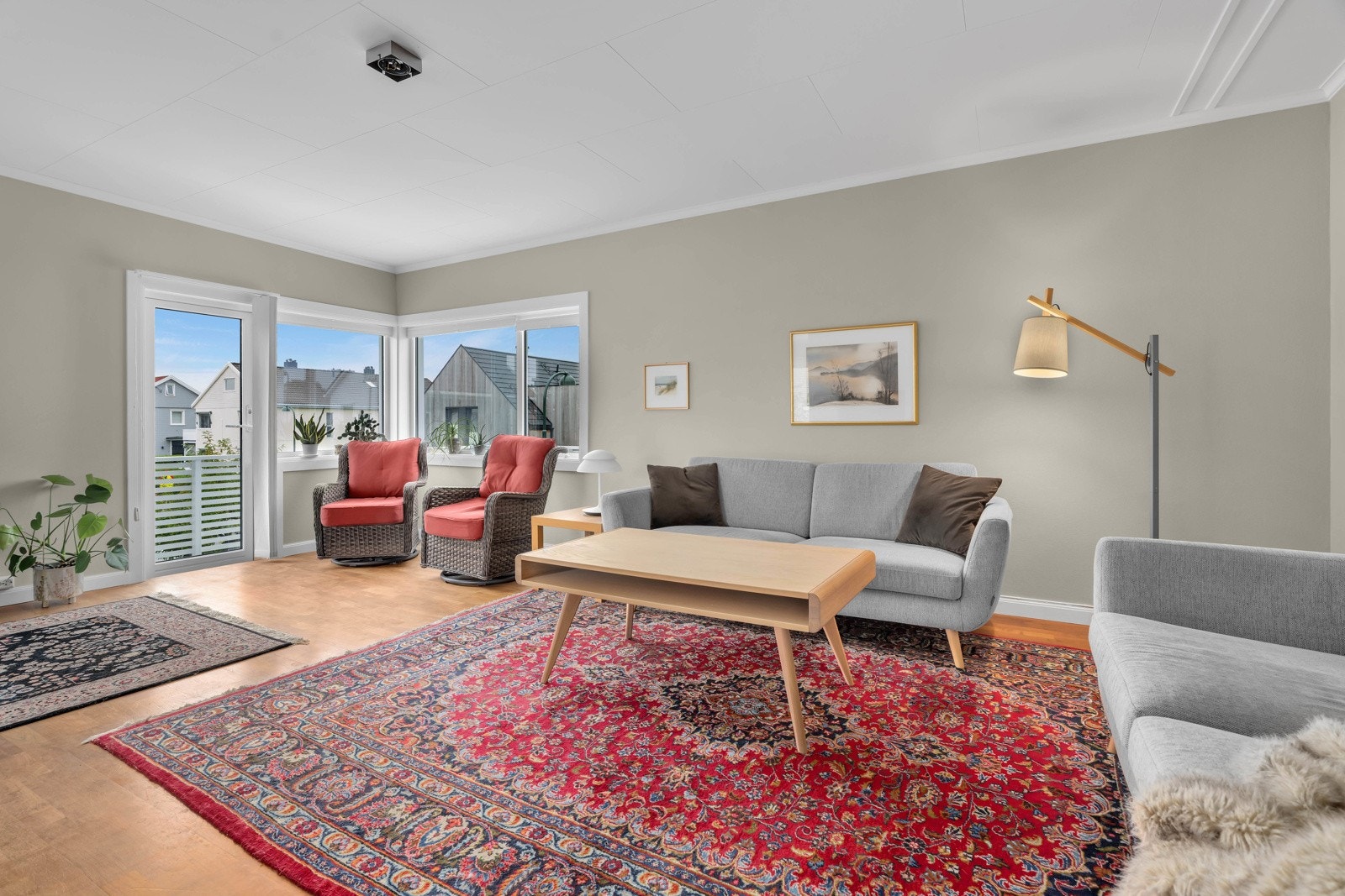 Fra stuen i 2.etg er det utgang til sydvestvendt veranda. Galleribilde