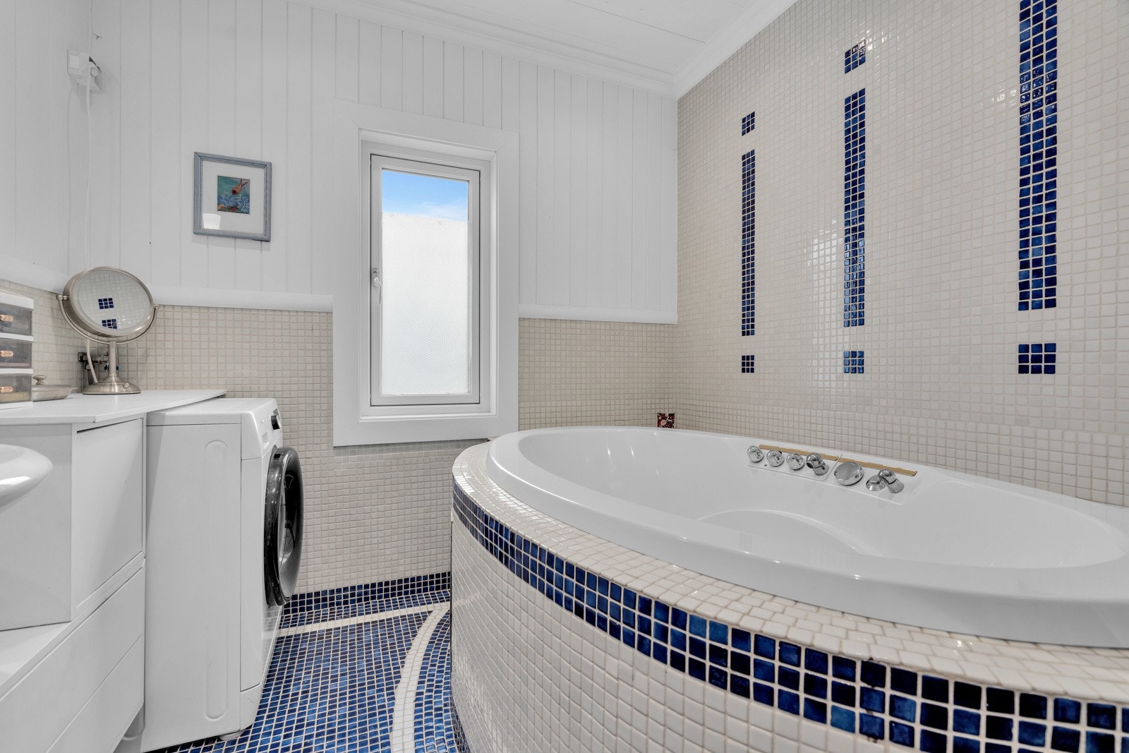 Det er både badekar og dusj på det store badet. Galleribilde