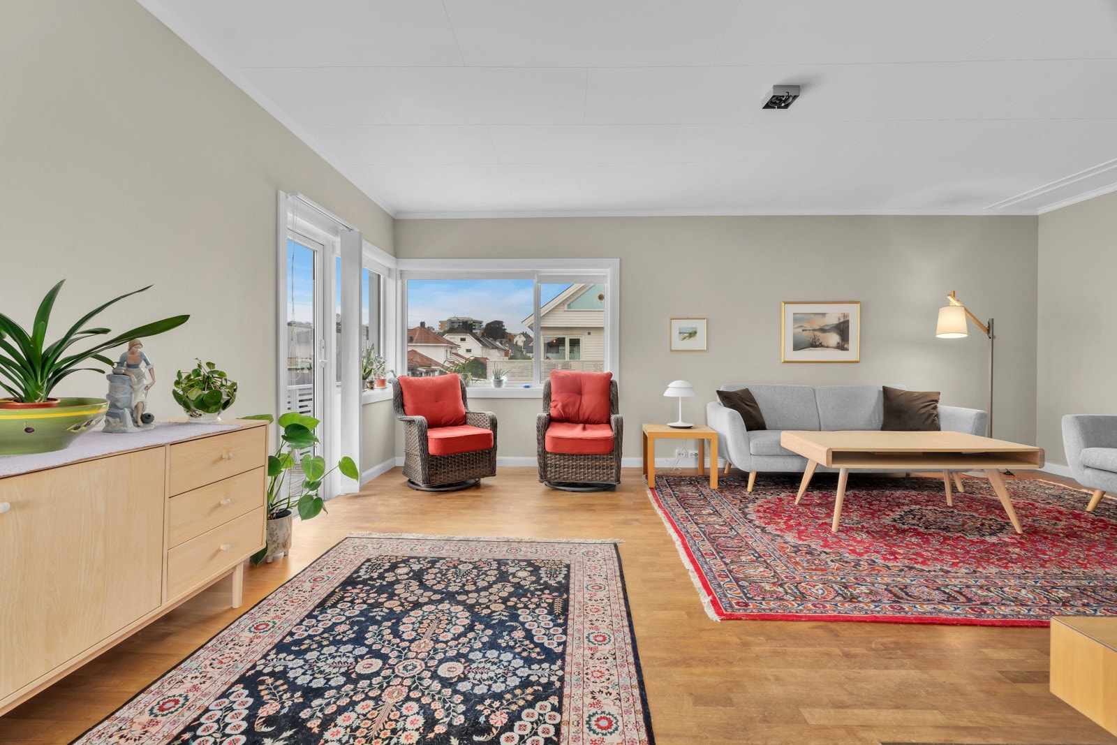 Fra stuen i 2.etg er det utgang til sydvestvendt veranda. Galleribilde