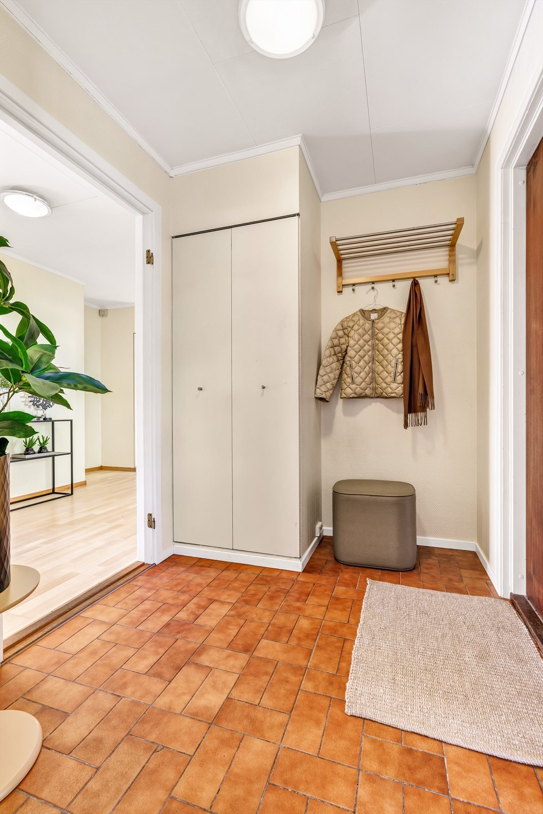 Velkommen inn! Entréen er romslig med god plass til å henge fra seg jakker og sette fra seg sko. Galleribilde