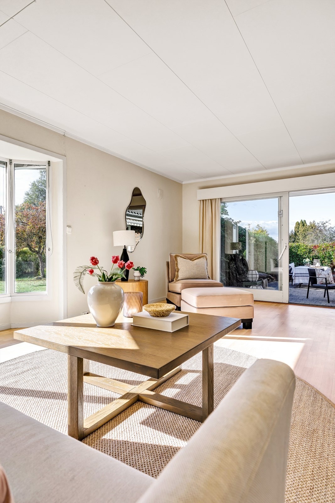 Det er direkte utgang til uteomårde fra stuen - perfekt for de lange sommerdagene Galleribilde