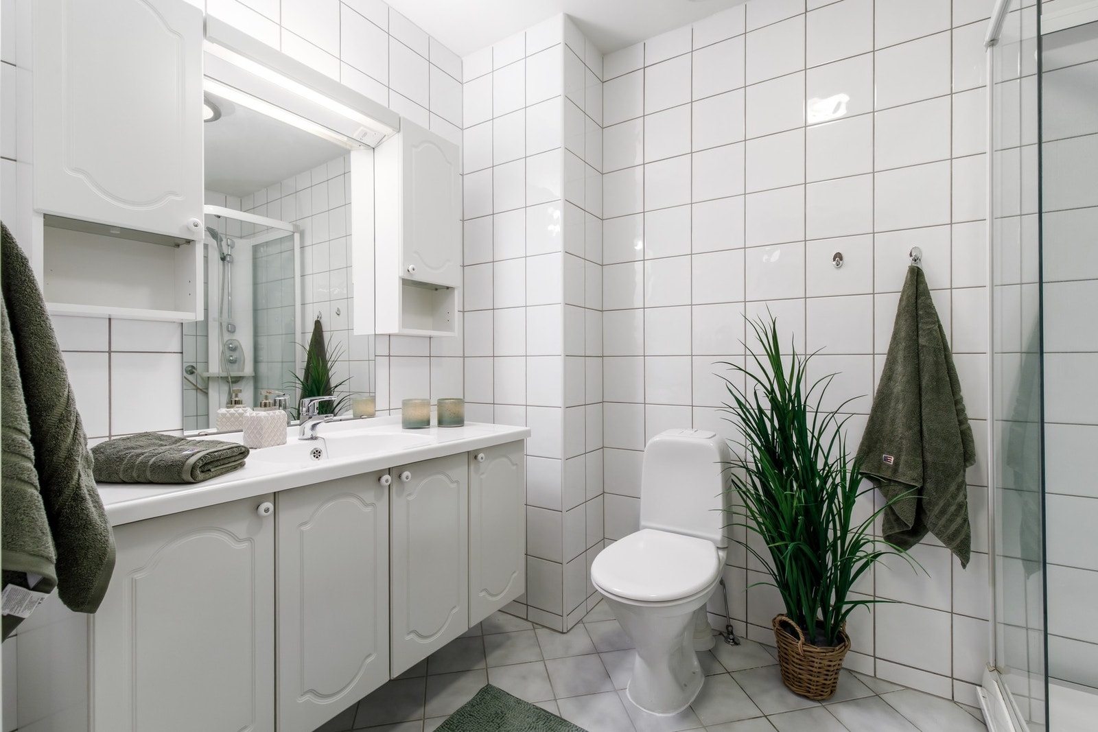 Pent, flislagt bad. Innredning med servant og wc Galleribilde