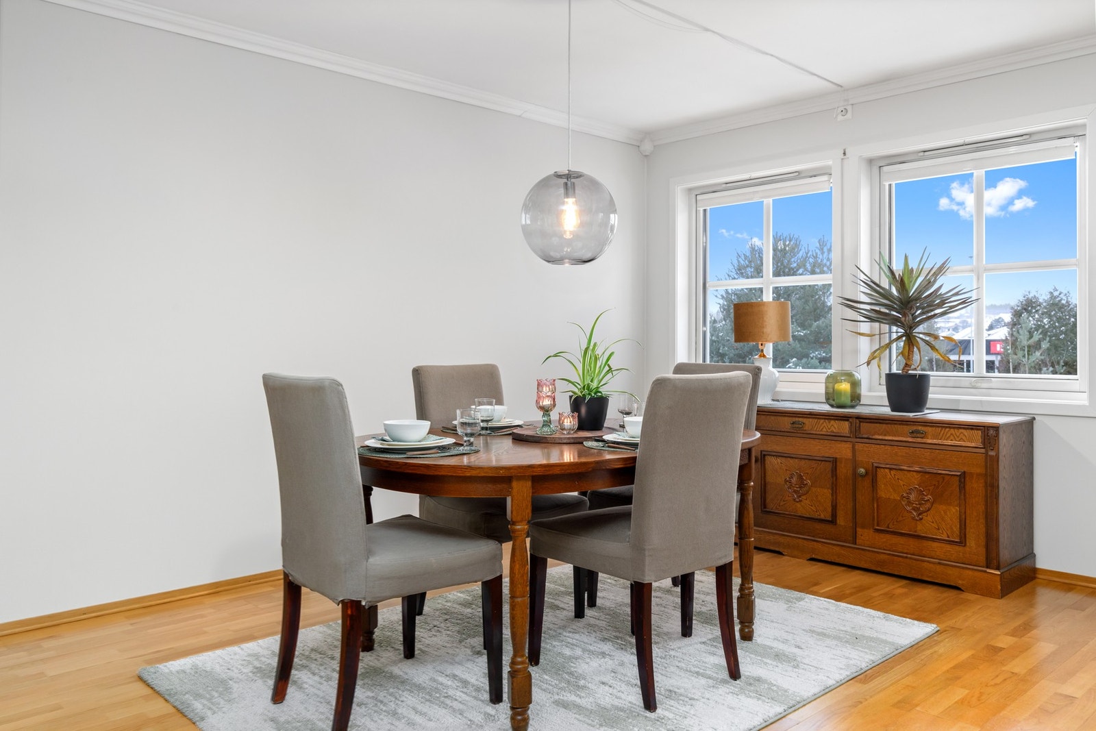 Spisestue med vinduer slipper inn godt med naturlig lys Galleribilde