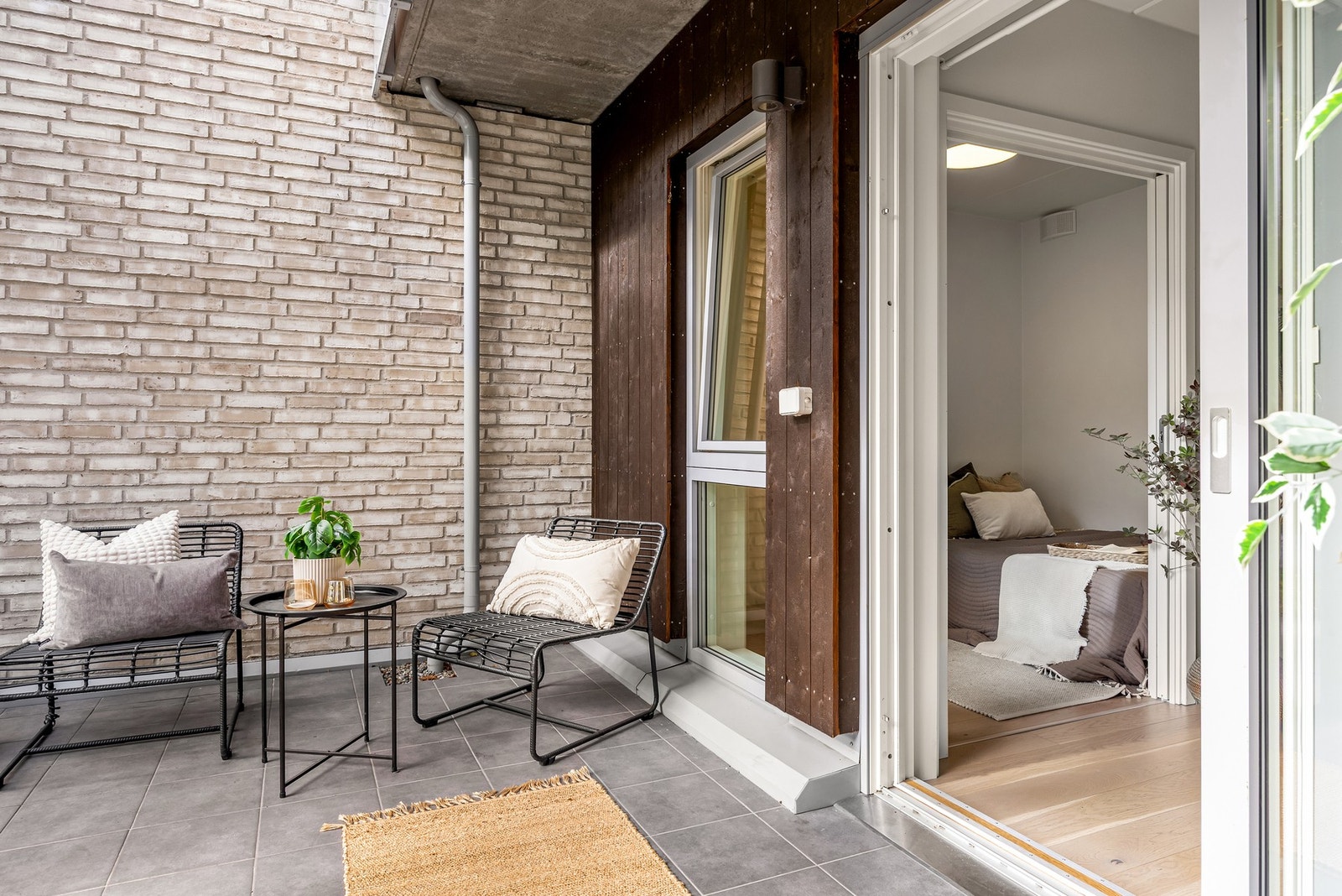 Stor og delvis overbygget sydvendt markterrasse med gode solforhold Galleribilde