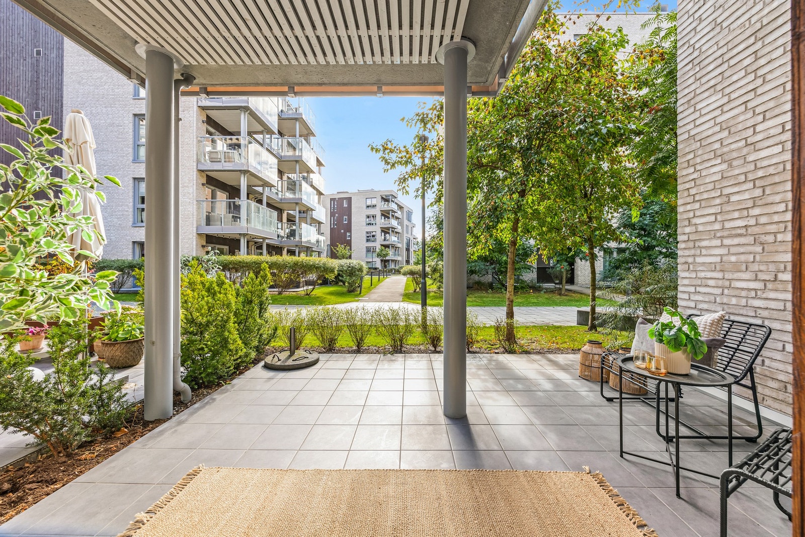Stor og delvis overbygget sydvendt markterrasse med gode solforhold Galleribilde