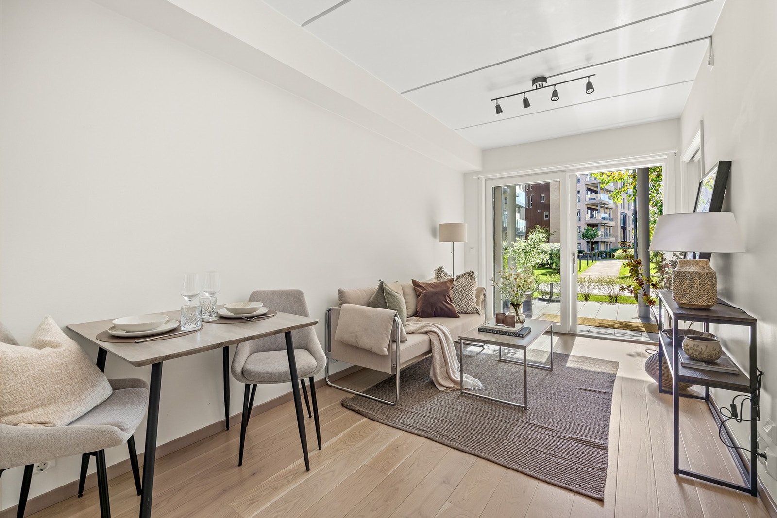 Romslig stue med plass til både sofagruppe og spisebord Galleribilde