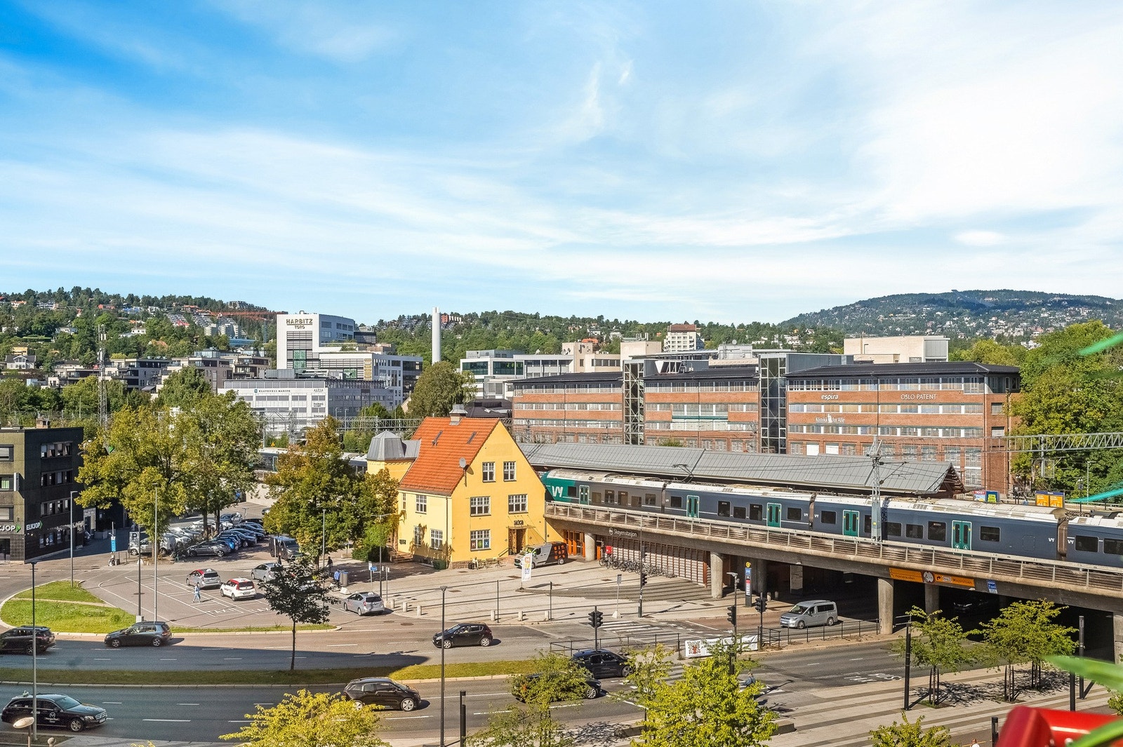 Skøyen stasjon ligger innen kort gange fra leiligheten, og tilbyr en rekke tog- og busslinjer Galleribilde