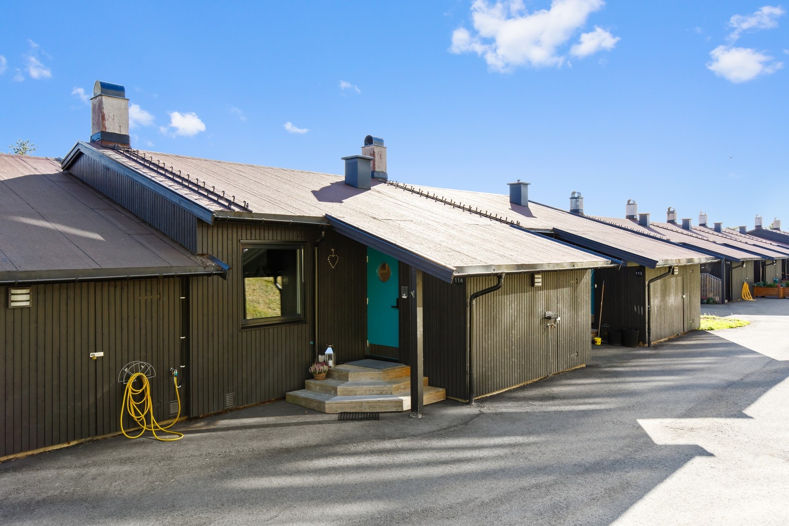 Velholdt og påkostet rekke bolig i øverste stikk vei rett ved garasjeanlegget Galleribilde