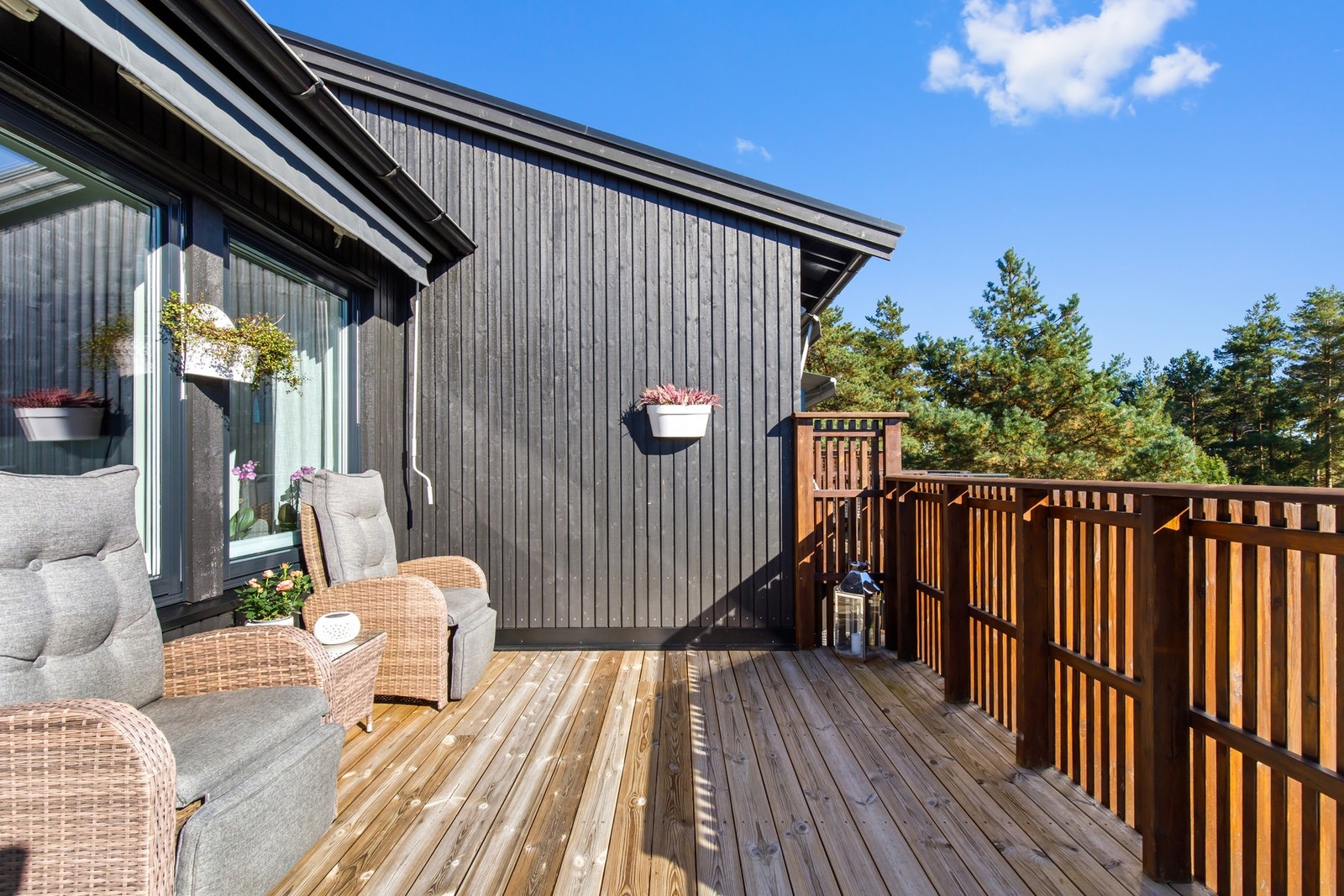 Stor (12 kvm) balkong med nyere (2019) stor terrassemarkise og persienne Galleribilde