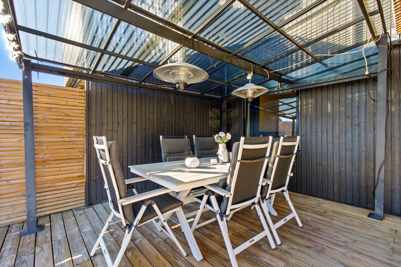 Del av terrassen har pergola Galleribilde