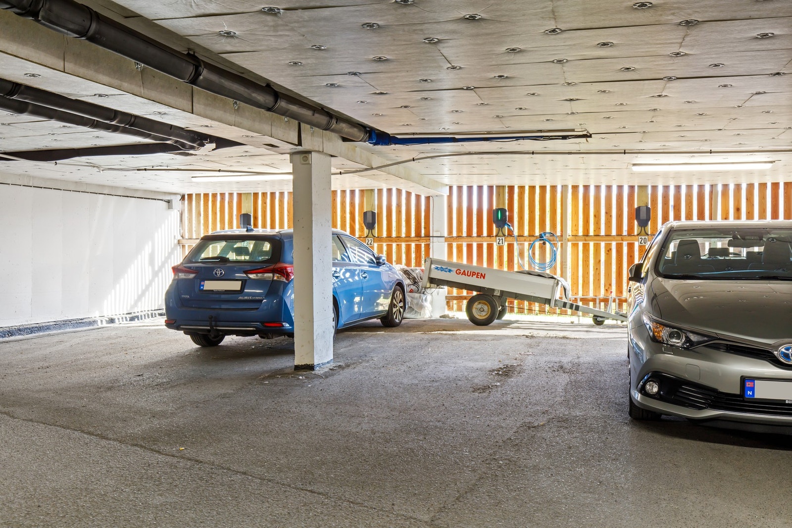 Garasjeplass nr. 21 i boligblokken bak rekkehusene Galleribilde