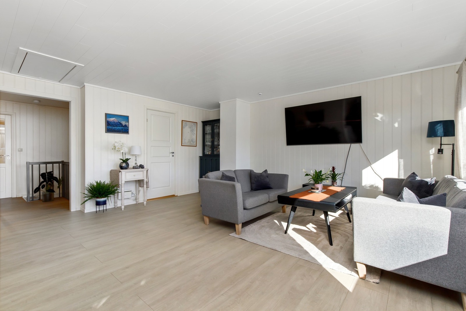 Romslig stue med god plass til spisestue | det er pipe i stuen Galleribilde