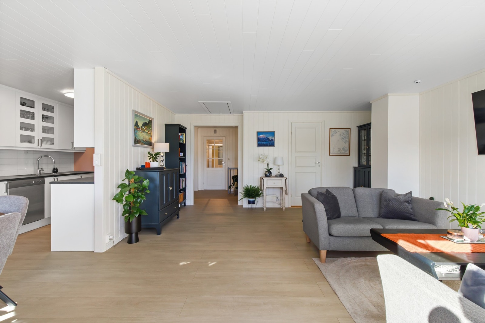 Kjøkkenet har delvis åpen løsning mot stuen | ny loftstrapp Galleribilde