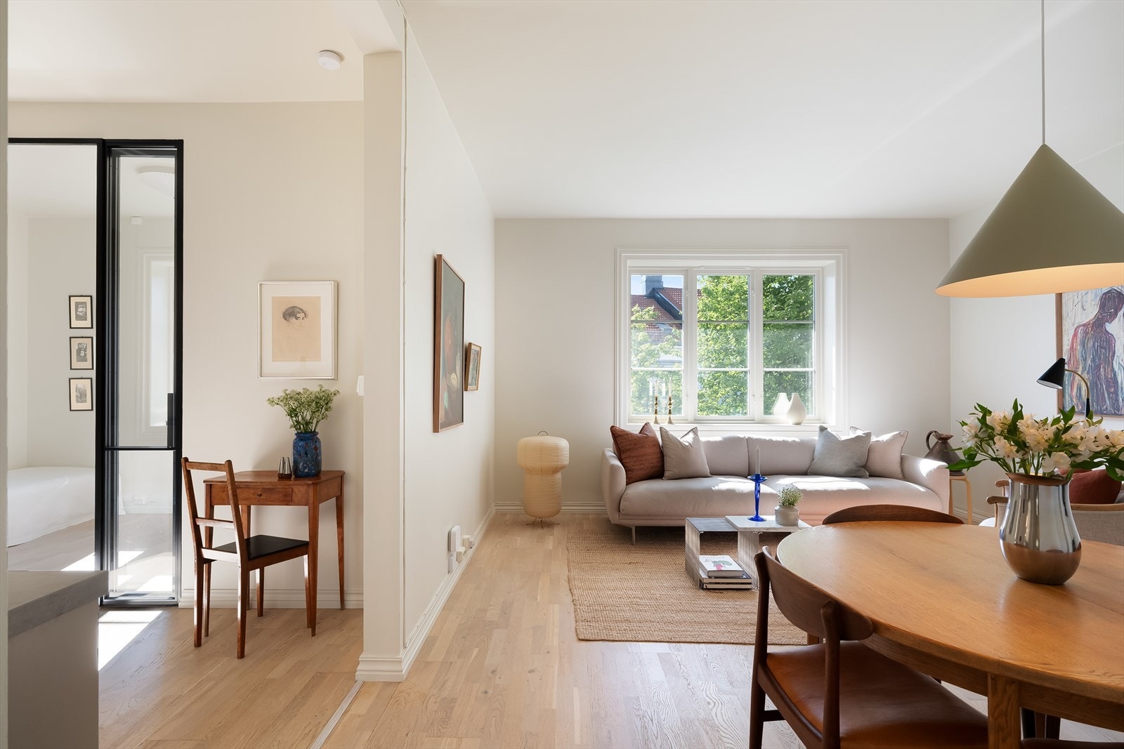 Det er en stor og romslig stue som er holdt i tidsriktige og moderne farger. Galleribilde