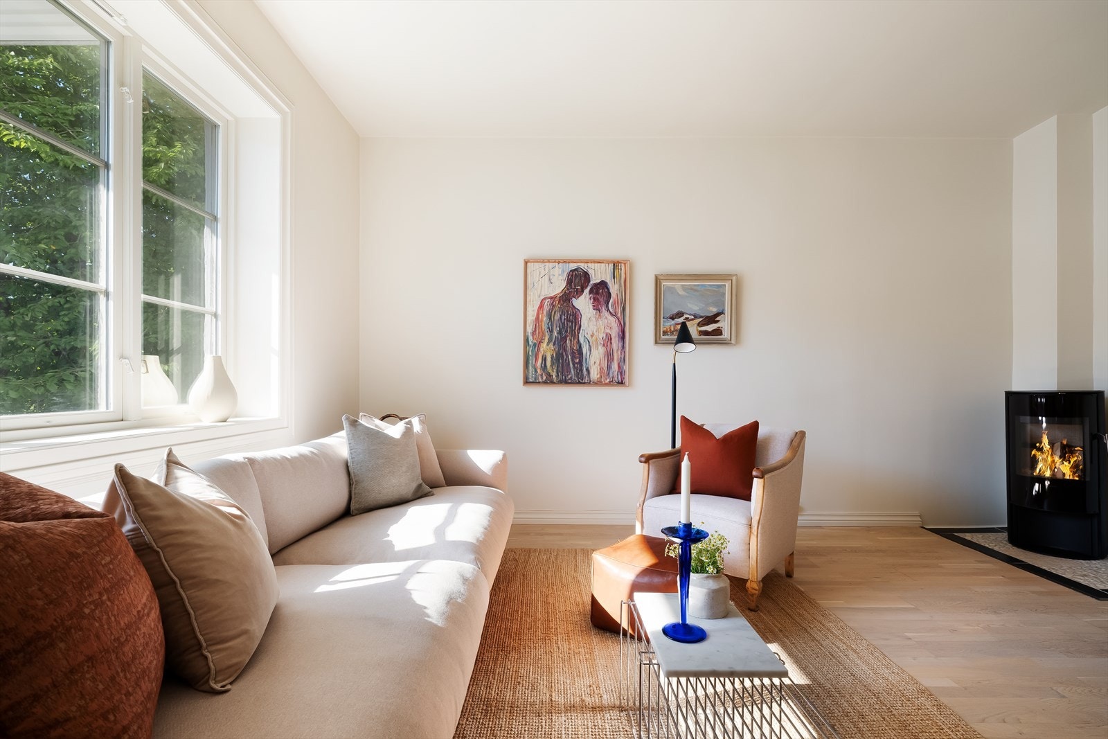 I stuen har du en nyere peisovn som varmer godt på kalde dager. Galleribilde
