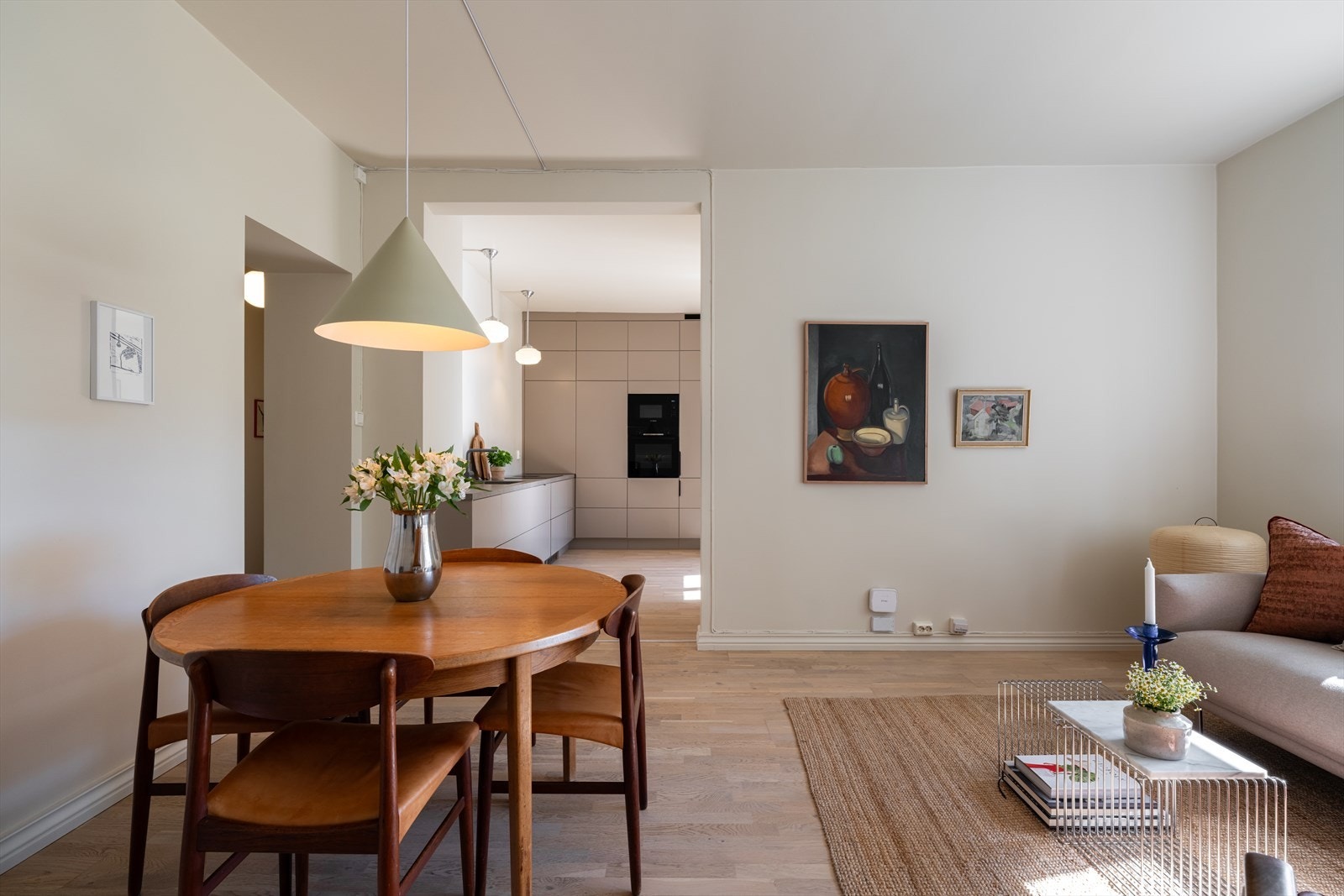 Rett ved siden av stuen finner du det lekre kjøkkenet. Galleribilde