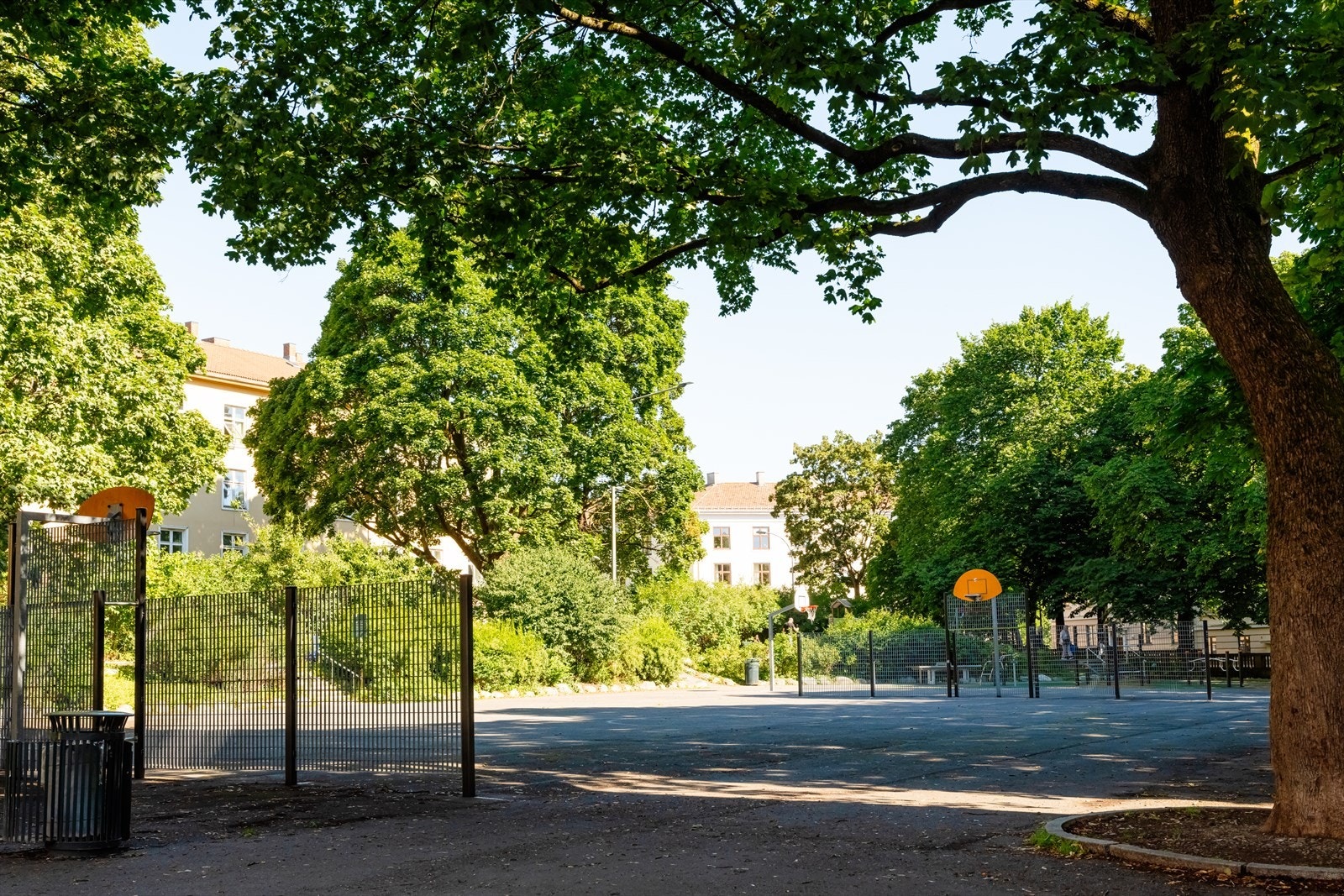 Rett rundt hjørnet finner du lekeplass for barna i nabolaget. Galleribilde