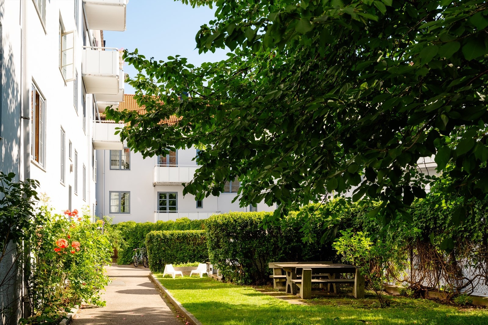 Meget attraktiv beliggenhet på St. Hanshaugen i tilbaketrukket og rolige omgivelser. Det er en nydelig lukket bakgård for beboerne i sameiet. Galleribilde
