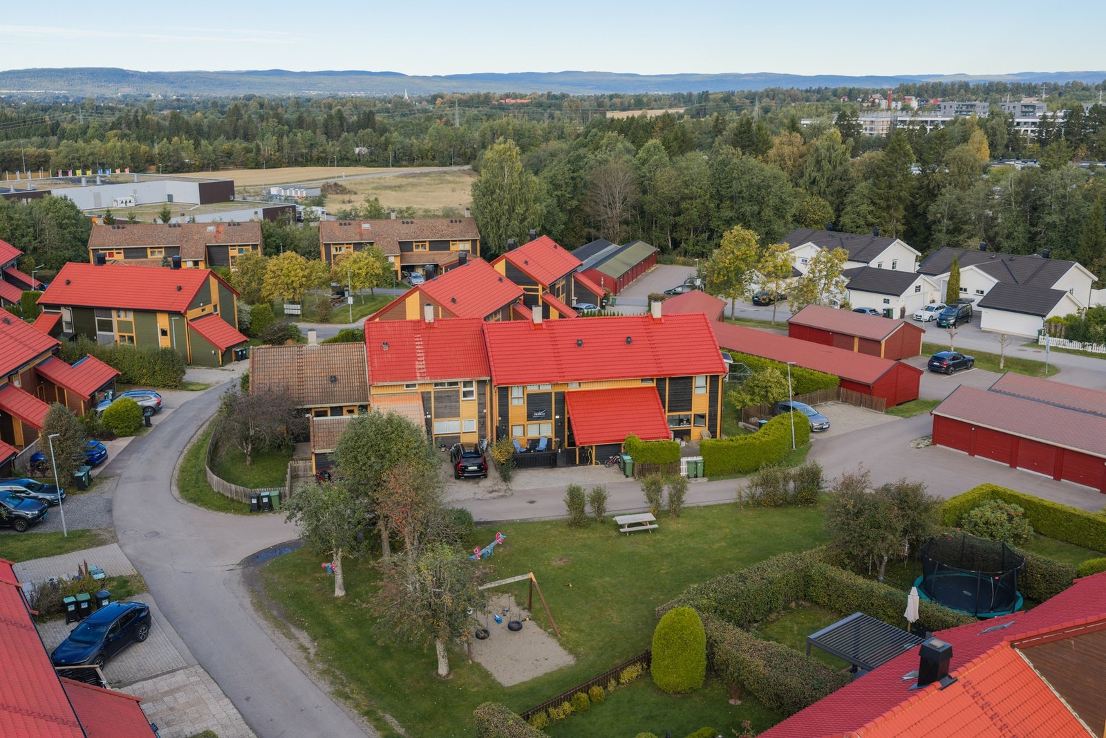 Området består hovedsakelig av etablert boligbebyggelse, samtidig som man har nærhet til grøntområder og fine turmuligheter. Galleribilde