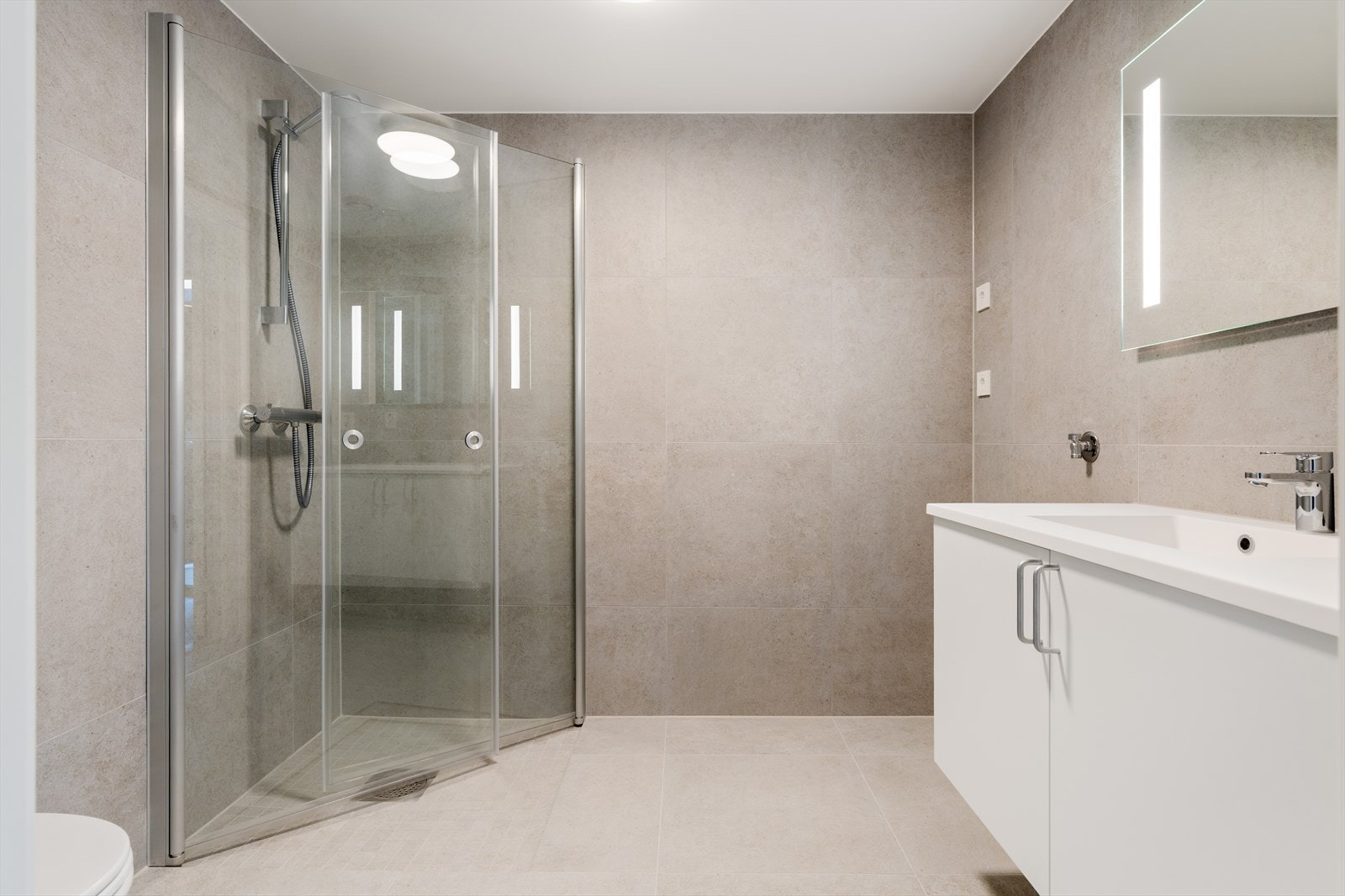 Badet i tilknytning gang/gjesterom har også opplegg til vaskemaskin/tørketrommel. Galleribilde