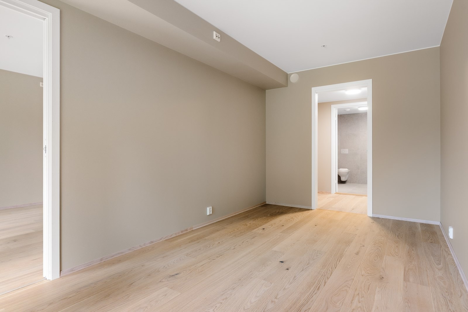 Hovedsoverom kommer med egen walk-in garderobe og privat bad. Galleribilde