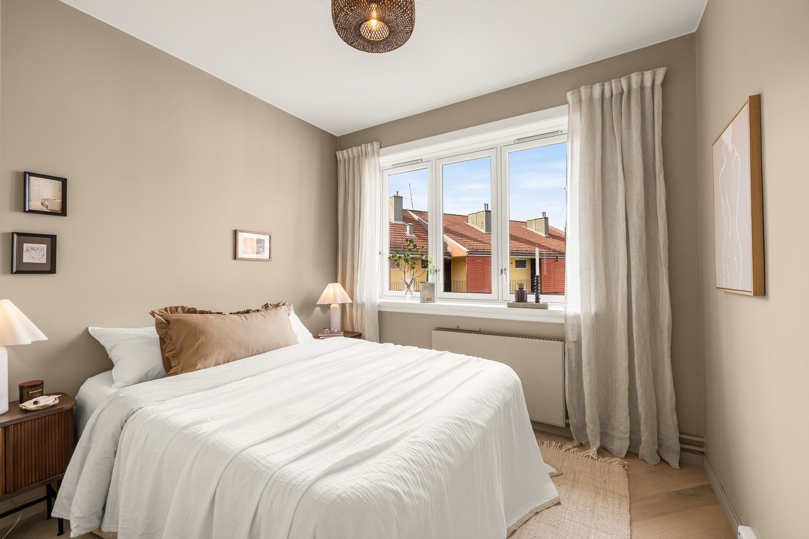 Lekkert hovedsoverom med god plass til dobbeltseng og nattbord. Galleribilde