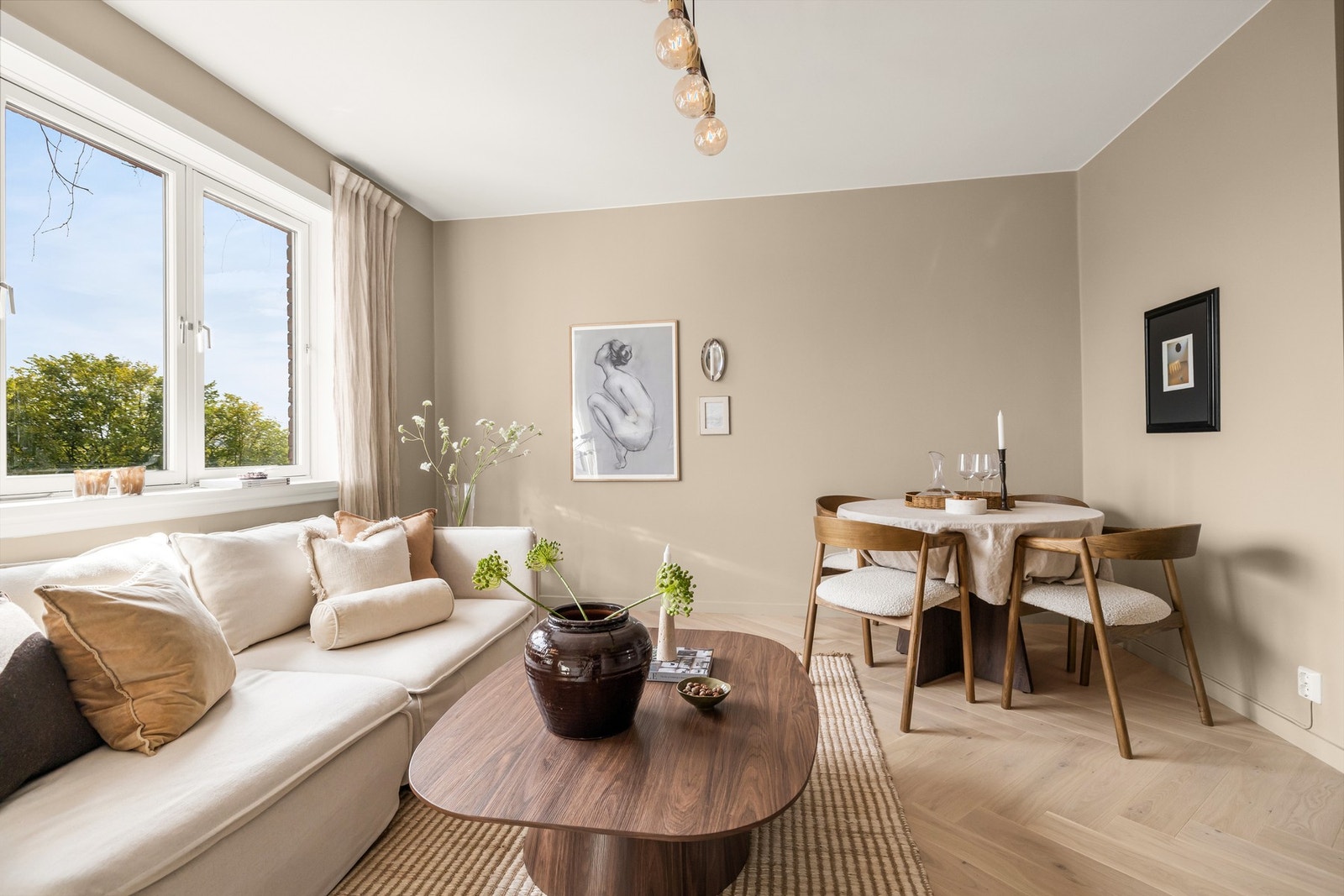 Det er god plass til sofa med tilhørende møblement og spisebord. Galleribilde
