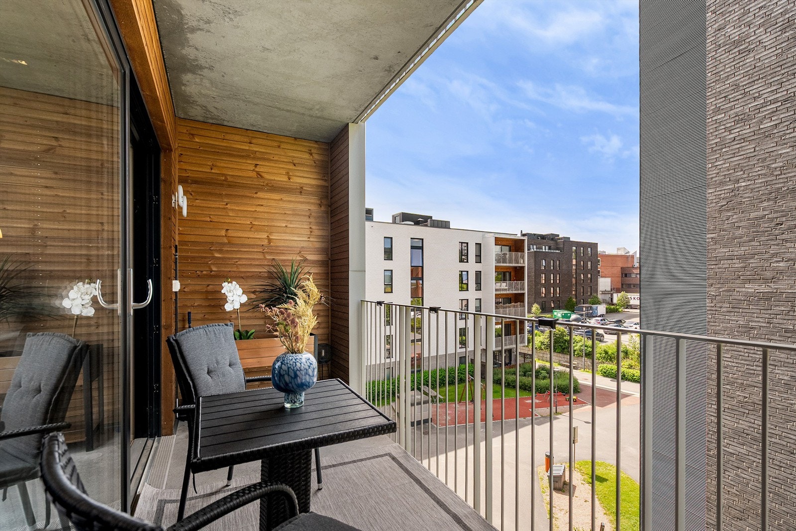 Her kan man innrede med hyggelig sittegruppe. Balkongen er vendt mot hyggelig fellesareal. Galleribilde