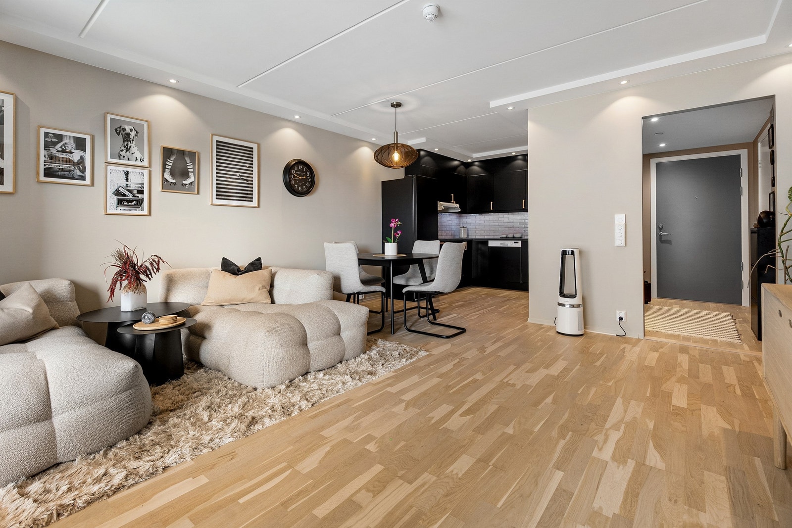 Lys og moderne 2-roms leilighet fra 2020, attraktivt beliggende i 4. etasje med heis, balkong og en smart og funksjonell planløsning. Foto: CASP Galleribilde