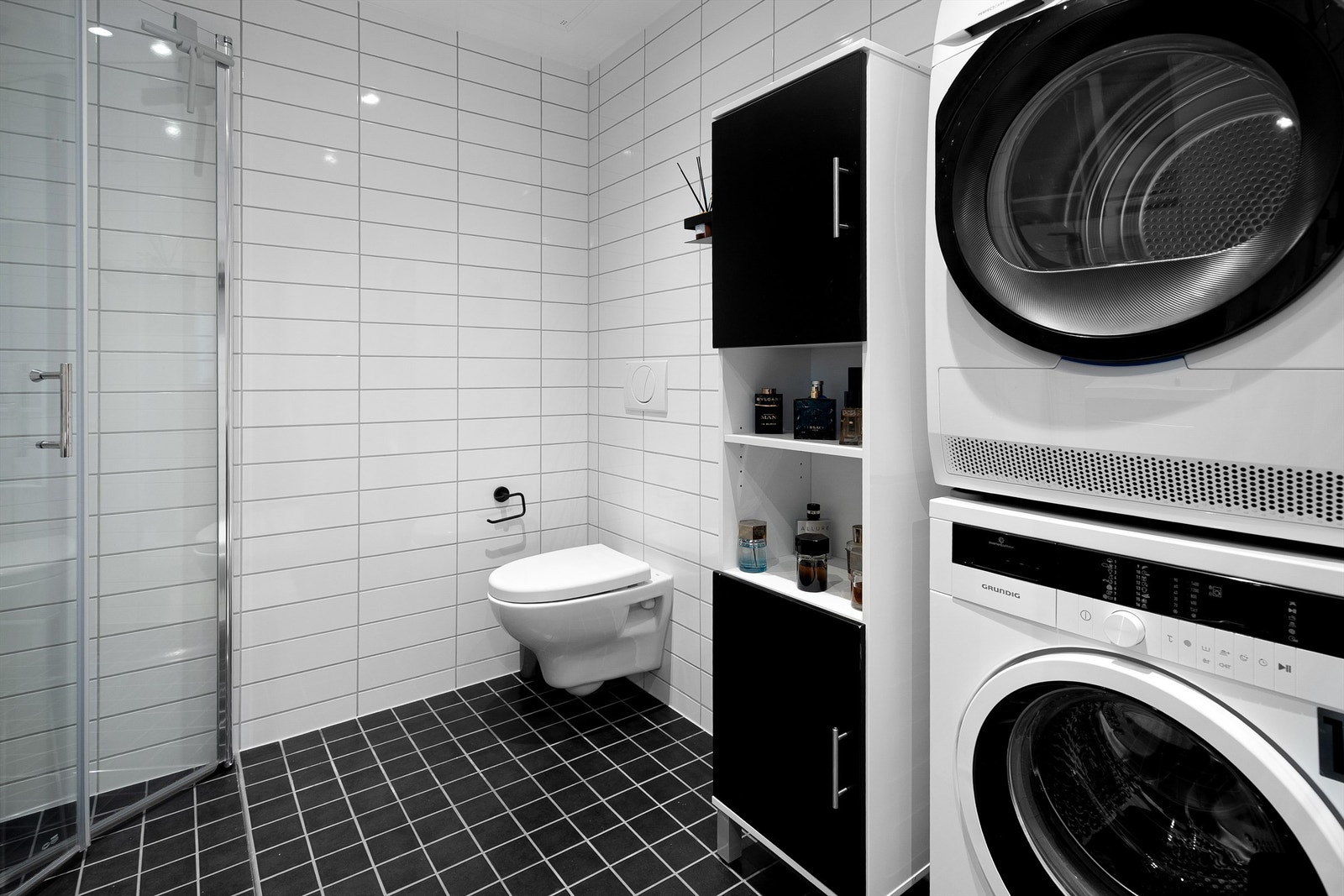 Badet har også praktisk opplegg for vaskemaskin, noe som gir en funksjonell og komplett baderomsløsning. Galleribilde