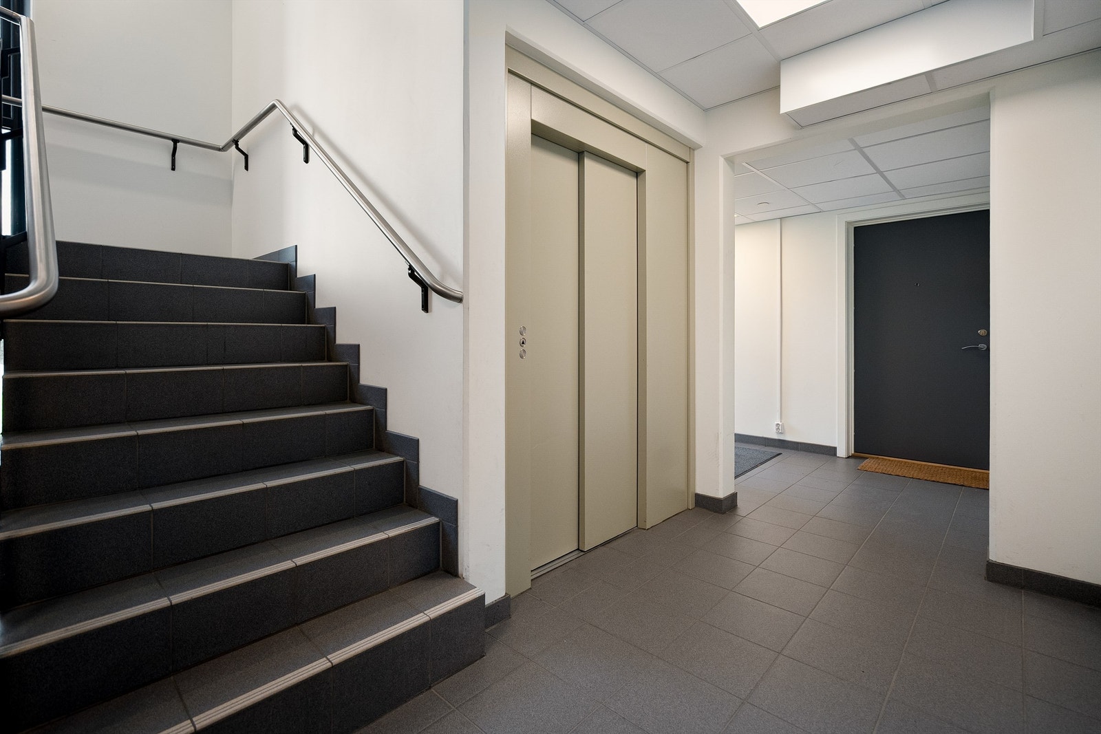 Adkomst via felles trapperom og heis. Galleribilde