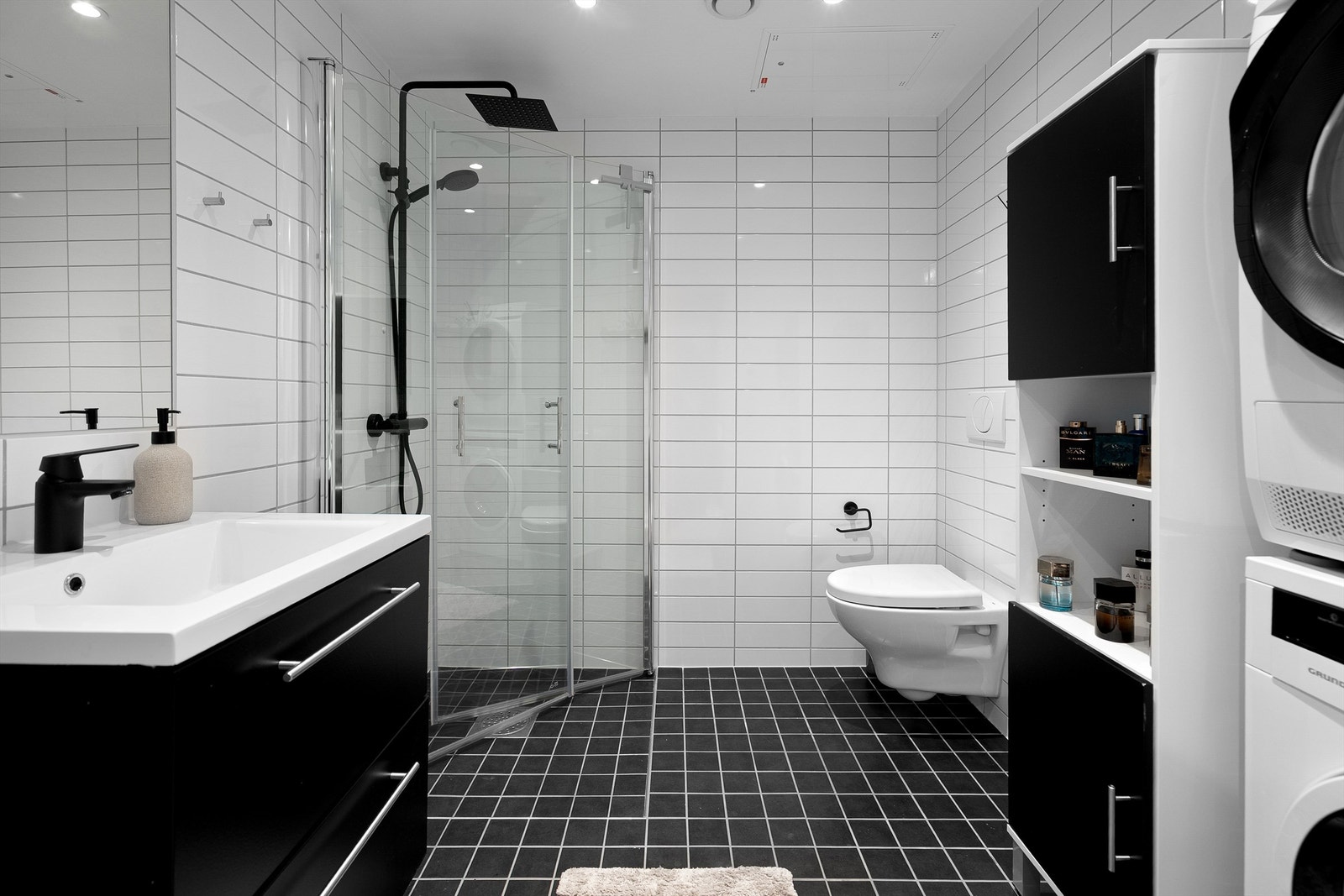 Badet er en stilren og praktisk prefabrikkert baderomsmodul fra byggeår, med flislagte overflater og behagelig gulvvarme. Galleribilde