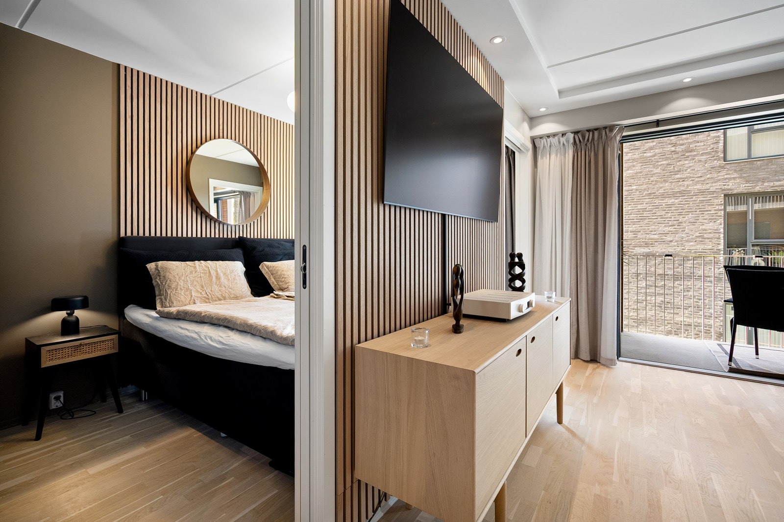 Både stuen og soverommet har fine detaljer som spilevegg. Galleribilde