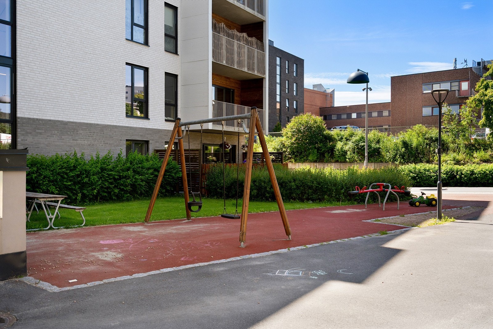 Fine uteområder felles for beboerne i borettslaget og de andre sameiene rundt. Galleribilde