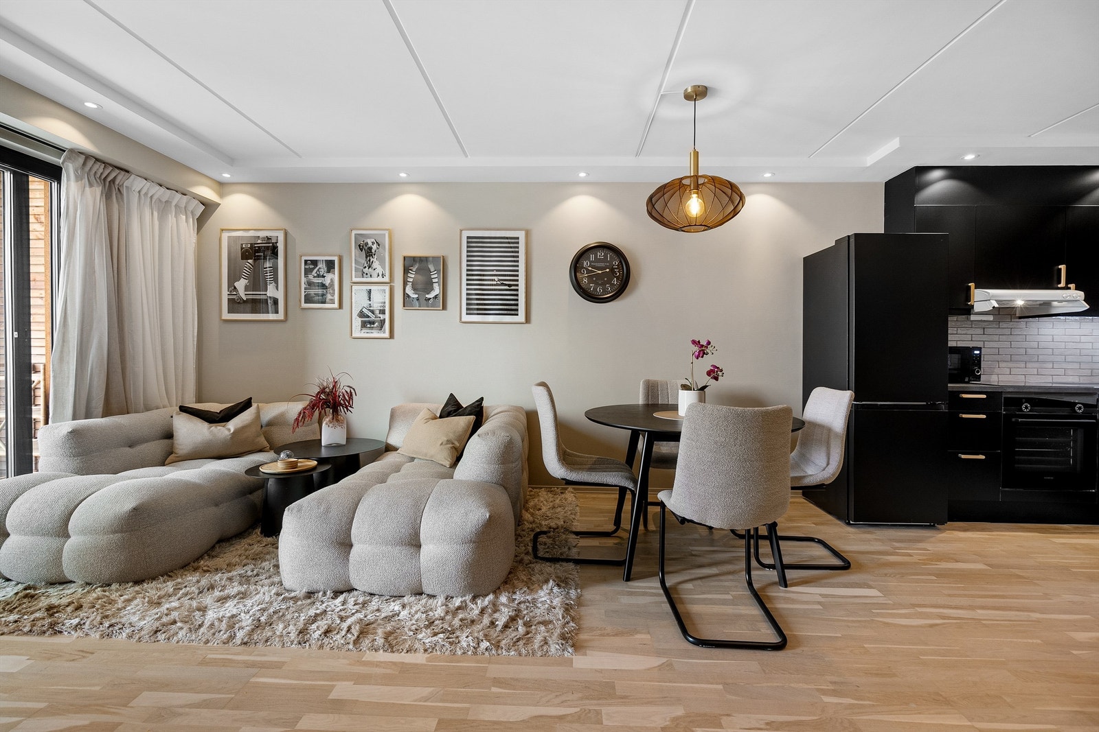 Den romslige stuen har en åpen og innbydende atmosfære med god plass til både sofagruppe og spisebord. Galleribilde