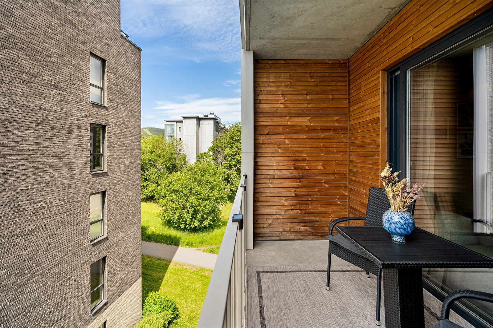 Her er det god plass til utemøbler og hyggelige måltider i solen. Balkongen har betonggulv, metallrekkverk, utebelysning og utvendig stikkontakt. Galleribilde