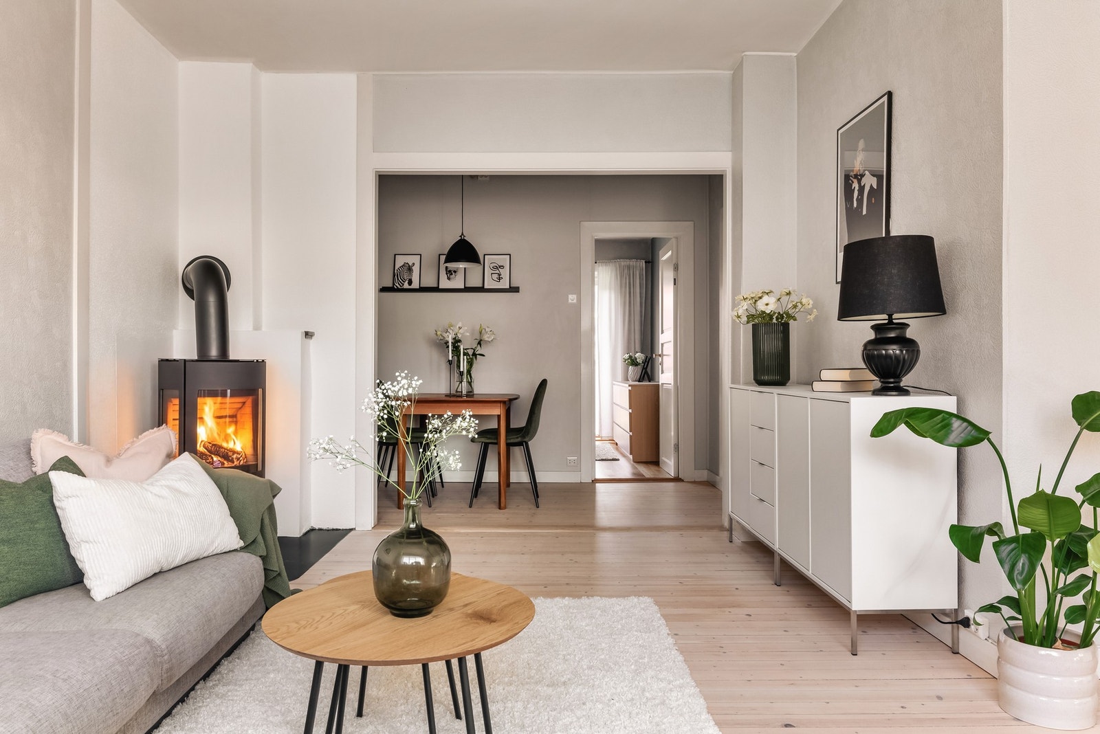 Den brede åpningen mellom spisestuen og stuen skaper en fin sammenheng, samtidlig oppleves det som to tydelige soner. Galleribilde
